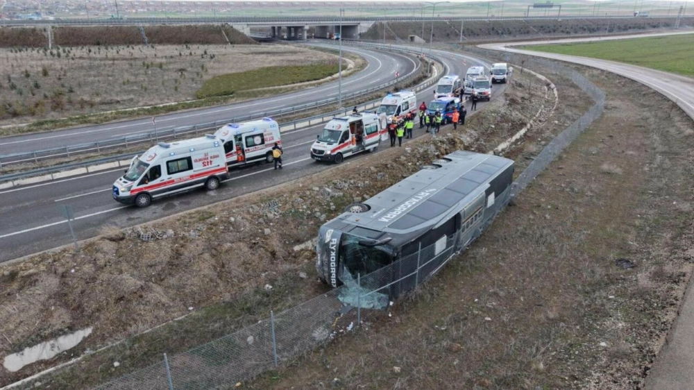 AKSARAY-ANKARA OTOYOLUNDA YOLCU OTOBÜSÜ KAZASI: 19 YARALI