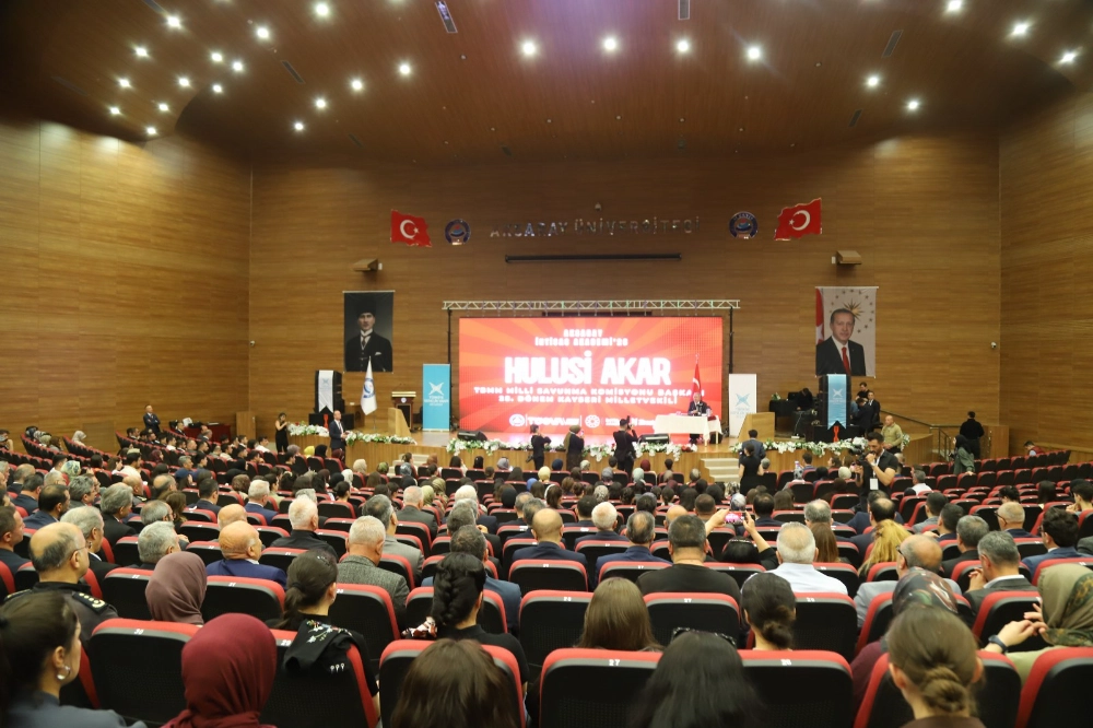 ASÜ’de konuşan Akar: Türkiye savunma sanayinde önemli bir noktaya ulaştı