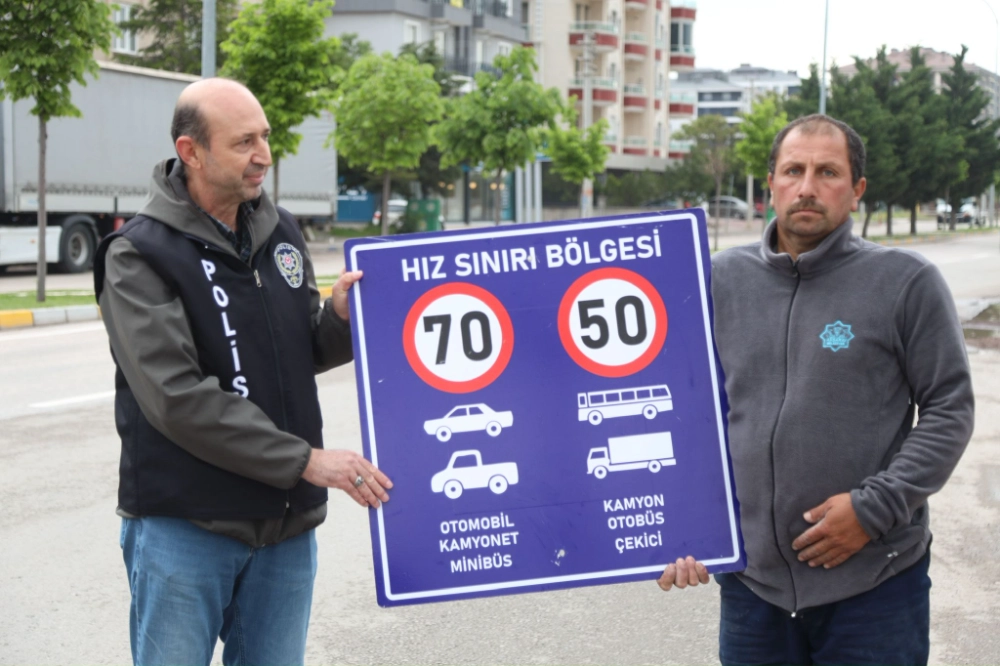 AKSARAY’DA HIZ LİMİTLERİ DEĞİŞTİ, BELEDİYE EKİPLERİ UYARI TABELALARINI GÜNCELLİYOR