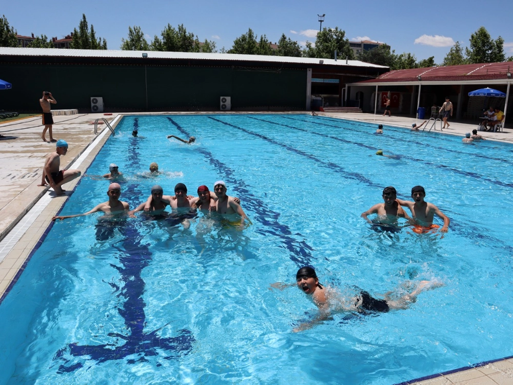 KÜLTÜRPARK YÜZME HAVUZU YENİLENEN YAPISIYLA HİZMETE AÇILDI