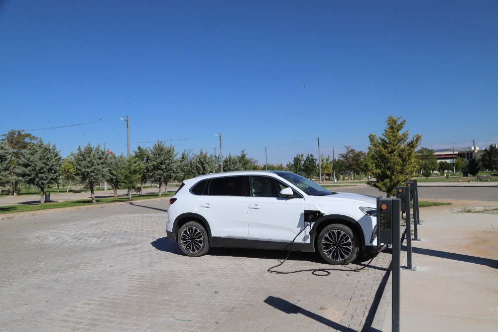 ASÜ kampüsünde elektrikli araçlar için şarj istasyonları hizmet vermeye başladı