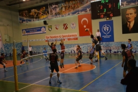 Aksaray Belediyespor Voleybol Takımı Kilisi 3- 0 Yendi