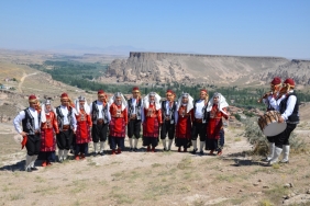 Aksaray yöresi halk oyunları tarihi mekânlarda çekildi