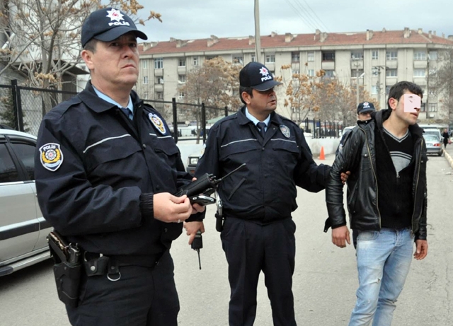 AKSARAY'DA HER OKULA BİR POLİS VE AMİR