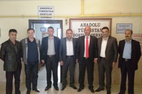Anadolu Türkistan Dostluk Derneği'nden Koçaş'a plaket