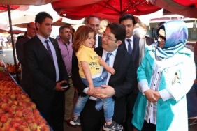 Başkan Yazgı ve ekibi salı pazarında esnafları ziyaret etti