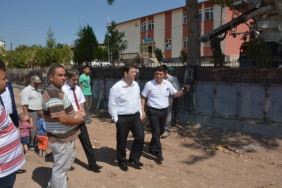 İlk kez asfalt atılan mahalle sakinleri sevindi