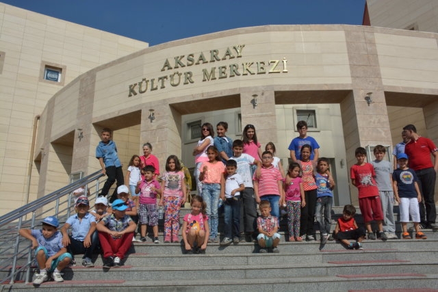 Köy çocuklarının tiyatro gösterisi festivale renk kattı