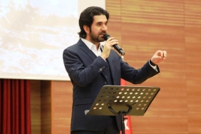 Serdar Tuncer Çanakkale'yi şiirlerle anlattı