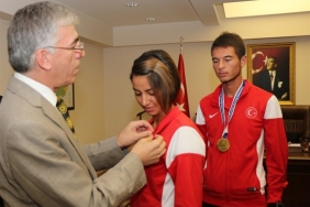 Vali Ataklı başarılı sporcuları ödüllendirildi