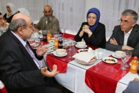 Vali Şeref Ataklı Huzurevi sakinleri ile iftar yaptı